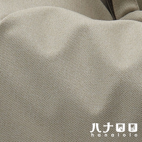 米白色布料紋理特寫，呈現細緻織法，布料表面有自然皺褶，下方為品牌logo。