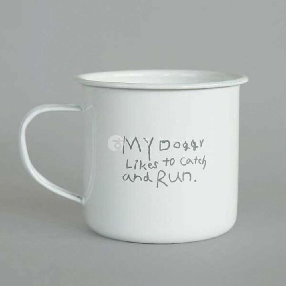 白色琺瑯馬克杯，杯身印有黑色手寫風格的「MY DOGGY Likes to catch and Run.」字樣，附有同色琺瑯把手。