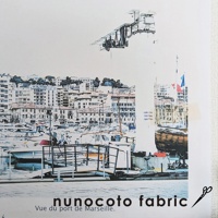 無框帆布藝術海報，描繪馬賽港口景觀。畫面中有眾多船隻停泊，背景是層疊的白色建築，上方有飛機造型的裝置藝術。色彩以藍、白、灰為主，帶有水彩畫風格。