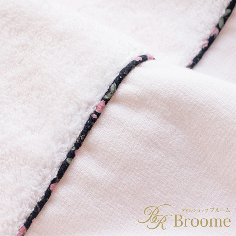 今治純棉浴袍，白色，帶有深藍色滾邊，滾邊上有粉色和綠色小碎花圖案。