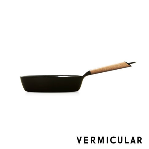 日本製黑色琺瑯鑄鐵平底深鍋，配有木質手柄，鍋身呈現圓弧形，鍋緣外擴，手柄末端有黑色連接件。