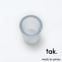 FIT DISH 透明防摔水杯，材質為塑膠，杯口有灰色條紋設計，杯身呈半透明白色，整體簡潔。