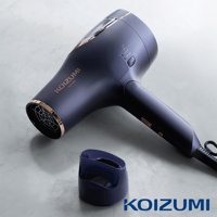 深藍色金屬飾邊的 KOIZUMI 雙渦輪負離子吹風機 KHD-G903-AE，配有兩個風速設定按鈕和一個冷風按鈕。產品旁邊有一個同款深藍色的配件。