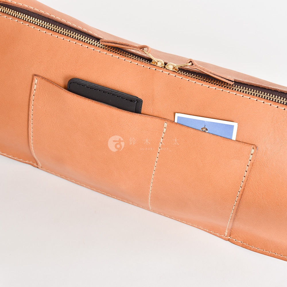 日製HERZ品牌Stare皮革側背包，右側有拉鍊開口，前方有可放置卡片或小物的口袋，皮革顏色為淺棕色。