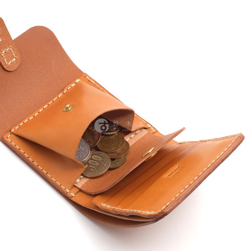 職人手作皮革原子釦型二折式短夾，淺棕色皮革，內部有零錢袋裝有硬幣，以及卡槽。