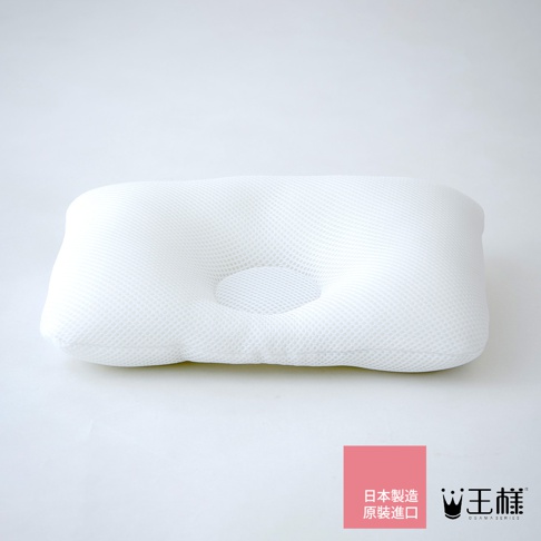 白色網狀材質嬰兒頭型枕，中間有凹陷設計，用於支撐嬰兒頭部，促進頭部發展。