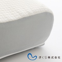 15度半身枕，上層為白色網格紋理布料，下層為灰色透氣網布，邊緣有白色縫線，底部右側有藍色彎月形 Logo 與日文「まくら株式会社」字樣。
