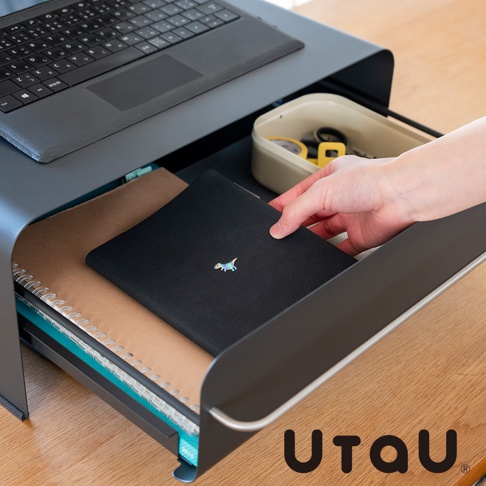 Utau 抽屜式收納櫃，內部有黑色筆記本、筆記本和文具收納盒。