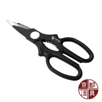 一把黑色手柄的不鏽鋼萬用料理剪刀，具有銀色刀刃和一個白色轉軸。剪刀的刀刃部分有鋸齒狀的切割邊緣。