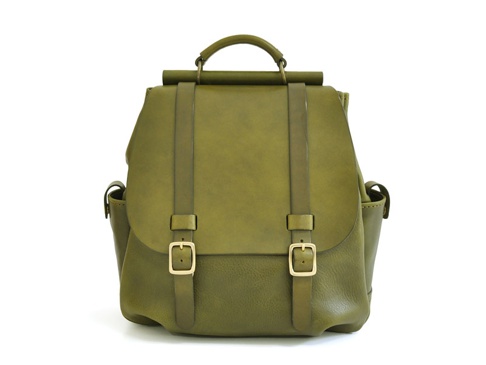 橄欖綠皮革後背包，有雙磁扣和側袋，風格經典。