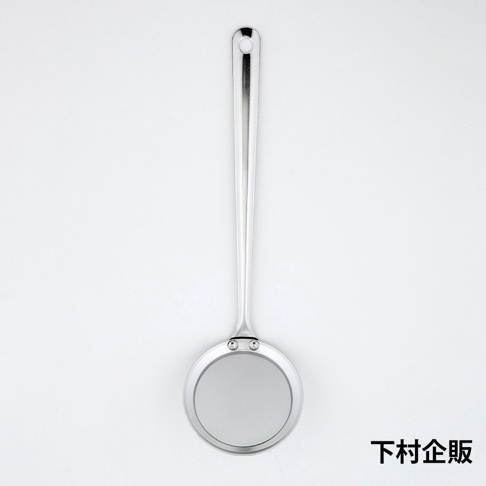 銀色不鏽鋼火鍋雜質濾網匙，帶有圓形濾網和掛孔手柄。