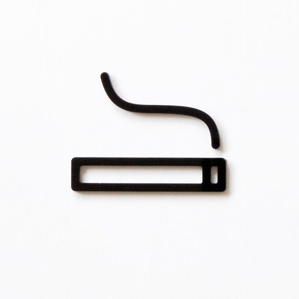 黑色吸煙區標示牌，由金屬製成，為簡約的香煙圖案，帶有向上飄散的煙霧線條和香煙的長方形輪廓。