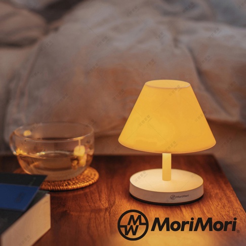 LED T-Light CAFE 傘型造型燈，白色底座，黃色燈光，傘狀燈罩，擺放在木質桌面上，旁邊有杯子和書籍。