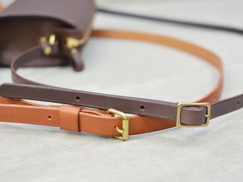 Sサイズは15mm幅、Mサイズは20mm幅のストラップが付いています。また、太さに合わせて調整金具も異なります。