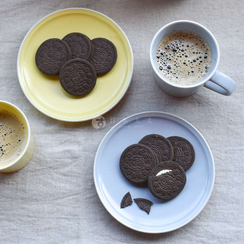 Ciel 美濃燒簡約素雅釉彩配菜盤，一個為淡黃色，盤中有四塊奧利奧餅乾；另一個為淡藍色，盤中有五塊奧利奧餅乾，其中一塊已裂開。