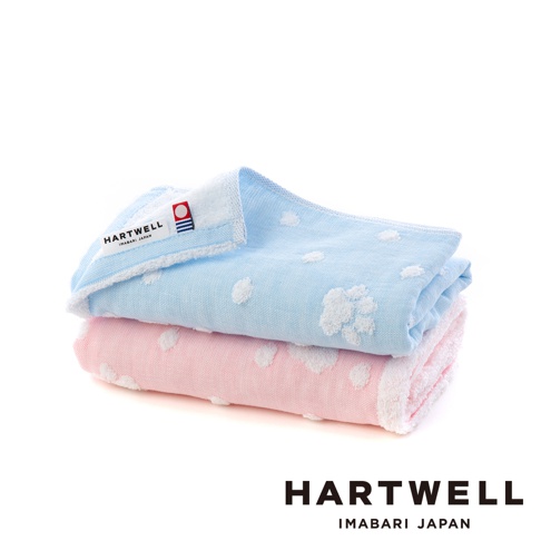 兩條今治純棉點點紗布毛巾，一條為淺藍色，另一條為粉紅色，皆帶有白色點點圖案。