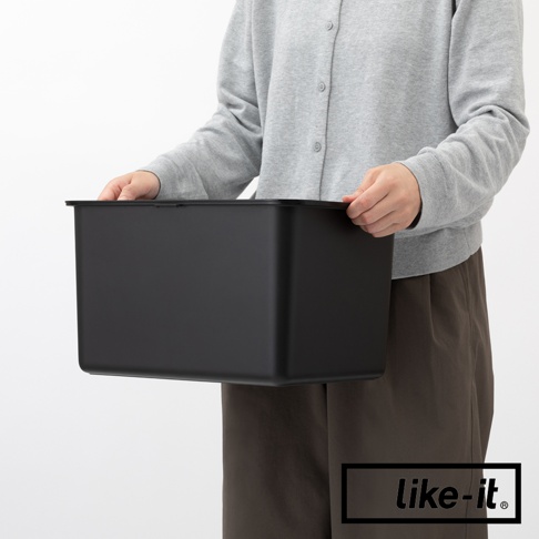 like-it 黑色方形收納盒，由一人雙手拿著