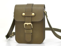 橄欖綠皮革製作的經典皮扣單肩包，設有可調節肩帶、金色金屬皮扣和品牌標誌。