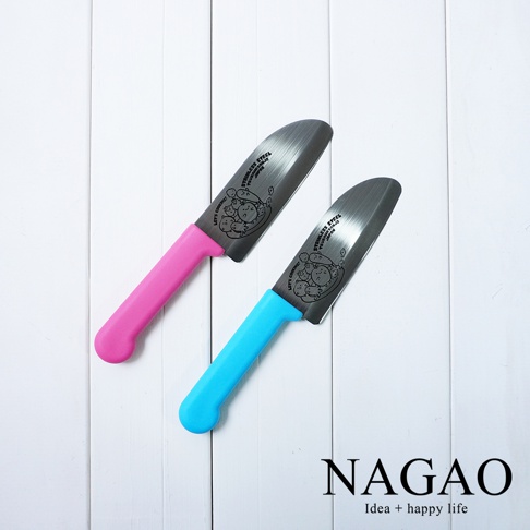 兩把燕三條不鏽鋼兒童學習刀，刀刃為銀色不鏽鋼材質，印有可愛卡通圖案，手柄分別為粉紅色和天藍色。