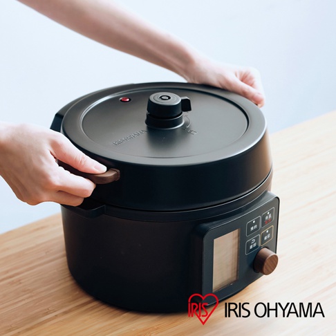 黑色電子壓力鍋 KPC-MA3，配有木質提把和控制面板，頂部有可調節閥門。