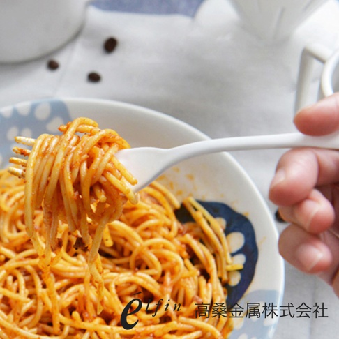 日製白琺瑯餐叉，簡約設計，白色琺瑯材質，搭配一盤美味的義大利麵。
