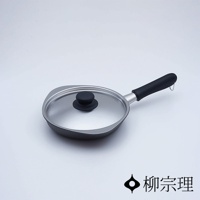 銀色金屬鍋身搭配黑色單手柄，鍋蓋為透明玻璃材質，中央設有黑色圓形把手，整體呈現簡約設計。