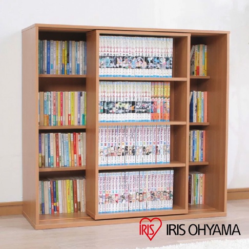 淺木色四層書架，左側有三格，右側有兩格，擺滿了各式漫畫書籍，右側上方有一滑動門，門後還有兩個小層架，同樣擺放書籍。