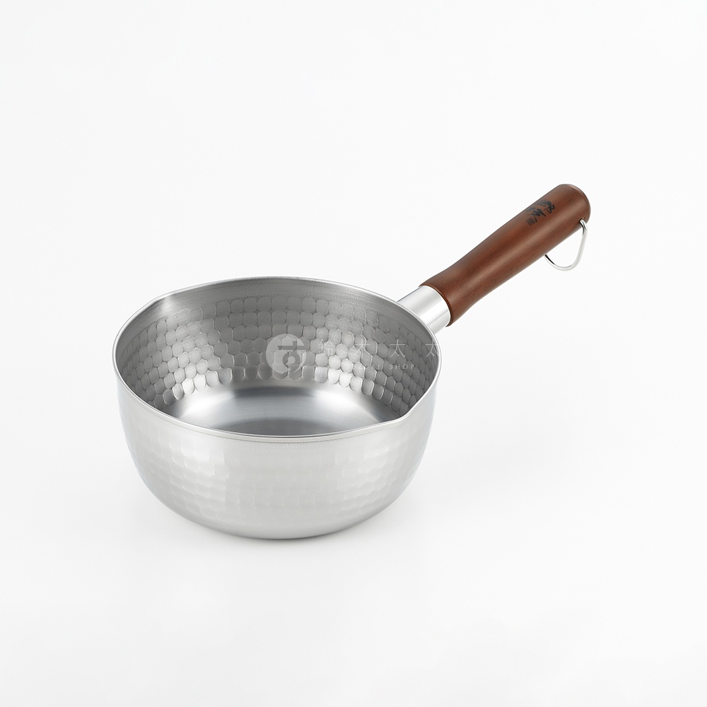 鄉技不鏽鋼單柄雪平鍋，鍋身採用錘紋不鏽鋼材質，呈現銀白色澤，配有木質手柄，鍋柄末端有掛環設計。
