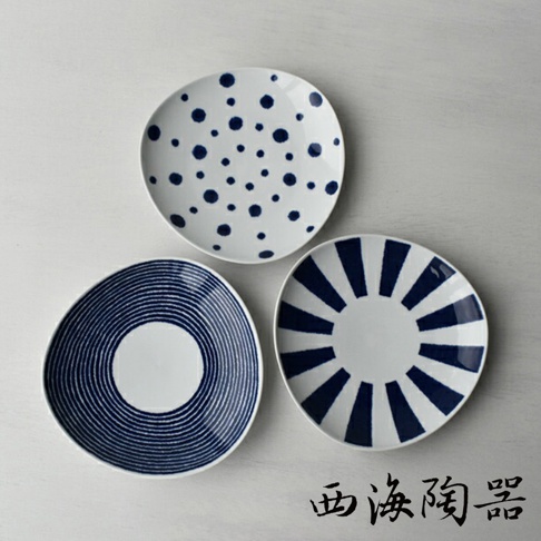 三件式白色陶瓷主食盤，分別飾有藍色圓點、放射狀條紋及同心圓紋飾。