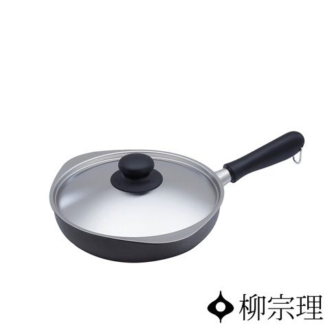 柳宗理雙網紋單手鐵鍋22公分，採用鐵製材質與黑色鍋身，配有專屬金屬鍋蓋及黑色圓形握把，整體設計簡約現代，底部帶有品牌標誌。