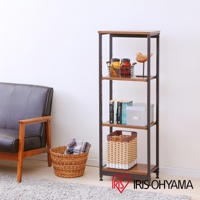 鐵木層架，四層窄型設計，深棕色木質層板搭配黑色金屬框架，頂層有兩個玻璃罐和木質小鳥擺飾，第二層有書籍和灰色收納盒，第三層有一個編織籃。