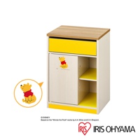 迪士尼系列木質五格桌邊收納櫃，木紋櫃身搭配黃色門板和抽屜，印有維尼小熊圖案。下方有兩個開放式層架，底部有黃色邊框。