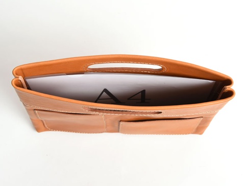 職人手作皮革橫式收納袋中袋，淺棕色，帶有兩個外部口袋和提把，內部可見A4文件。