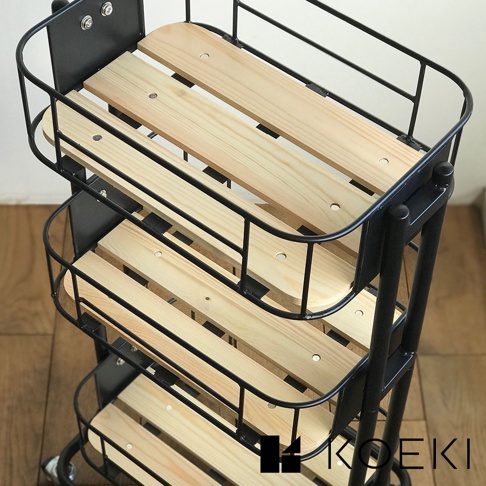黑色金屬框架的Mash三層置物收納推車，每層皆有淺木色條狀木板，推車底部有滾輪，整體為簡約實用的設計。