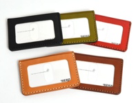 職人手作皮革橫式票券收納夾，展示黑色、橄欖綠、紅色、橘色和棕色共五種顏色，皆為真皮材質，有清晰的縫線細節及透明視窗。