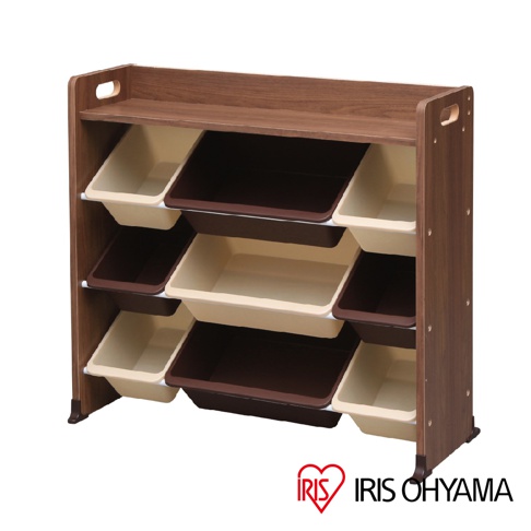 木質天板的玩具收納架，分為三層，每層有兩個收納盒，共有六個收納盒。收納盒有米白色和深棕色兩種顏色，交錯排列。收納架側邊有提把設計，方便移動。