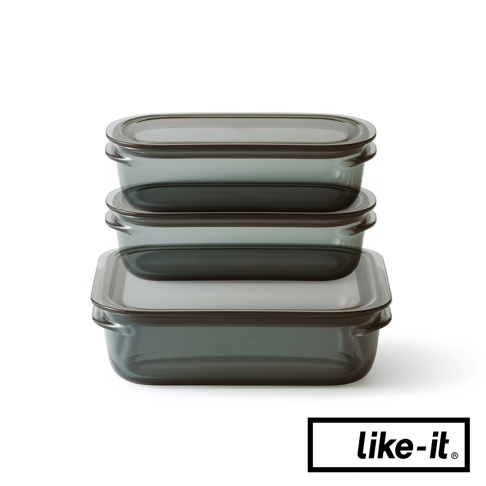 三個不同尺寸的清透灰色密封保鮮盒堆疊，帶有深棕色蓋子，產品為耐冷熱材質。