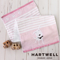 粉色條紋紗布浴巾和方巾，印有白色小狗刺繡圖案，紗布質地，搭配木製玩具火車，整體風格溫馨可愛。
