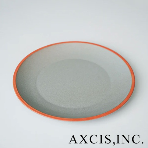 PURE 素燒百搭陶瓷主菜盤，M尺寸，盤面為淺灰色，外緣有橘紅色帶，材質為陶瓷。