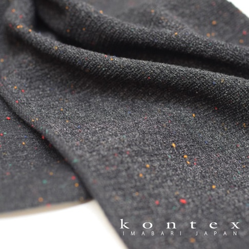 深灰色長毛巾，布料帶有細小的彩色斑點，質地柔軟，部分區域有褶皺。