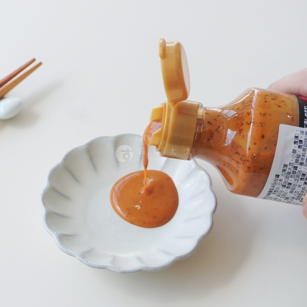 北海道芝麻擔擔風味沙拉醬倒在一個有扇形邊緣的淺盤中