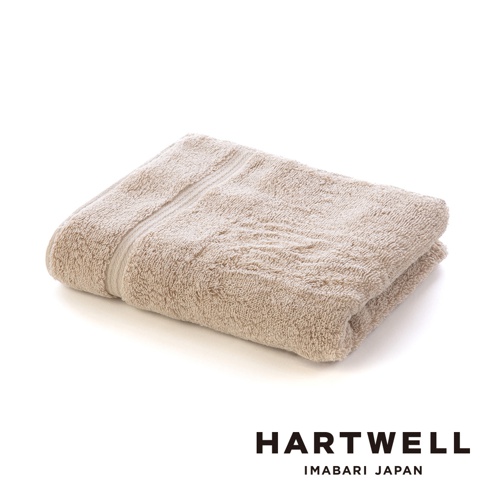 今治世紀傳承洗鍊輕盈毛巾，淺褐色，柔軟棉質，觸感細緻，厚度適中，邊緣有精緻織紋。