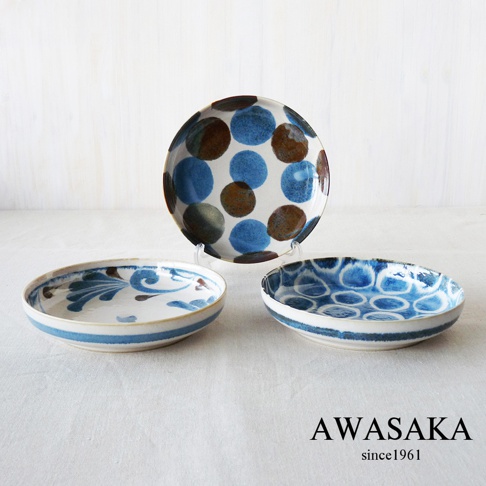 筆青釉繪料理盤3入組，包含一個藍色與棕色圓點圖案的圓盤，以及兩個分別繪有藍色植物紋飾和藍色水紋圖案的淺盤。