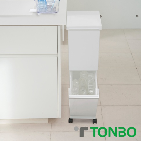 SEPA 抗菌雙層分類附輪垃圾桶，白色塑膠材質，上方為可開合蓋子，下方抽屜式設計，內含數個塑膠空瓶。