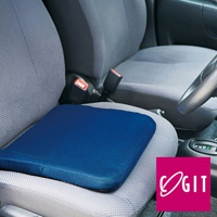 深藍色蜂巢式冷凝膠坐墊，附有布套，放置於汽車座椅上。