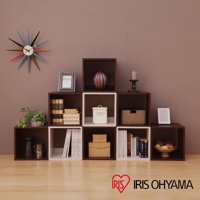 圓角無門組合收納櫃 QR-34，展示櫃由深棕色與白色方形櫃體堆疊而成，櫃內擺放有書籍、裝飾品、白色儲物罐、藤編籃、相框、植物等。