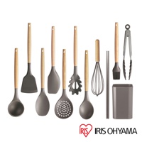 灰色矽膠與木質手柄廚房用具11件組，包含湯勺、鍋鏟、濾勺、義大利麵夾、打蛋器、油刷、筷子、夾子及收納筒。