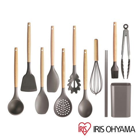 灰色矽膠與木質手柄廚房用具11件組，包含湯勺、鍋鏟、濾勺、義大利麵夾、打蛋器、油刷、筷子、夾子及收納筒。