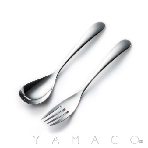一組光滑的銀色不鏽鋼叉子和湯匙，以優雅的白色背景呈現。