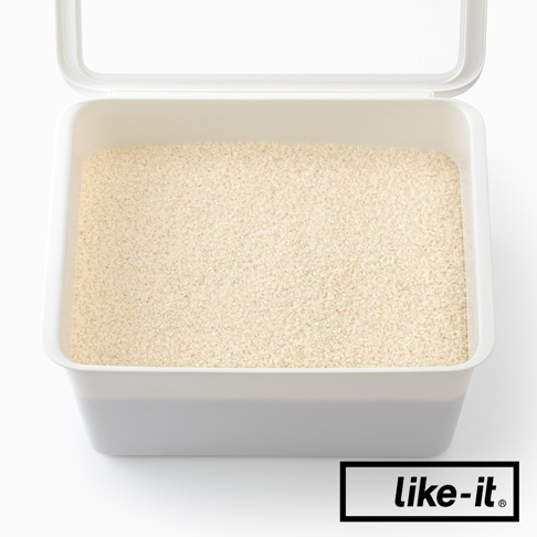 like-it 品牌標誌的上方有一個白色塑膠收納盒，裡面裝滿了米粒。